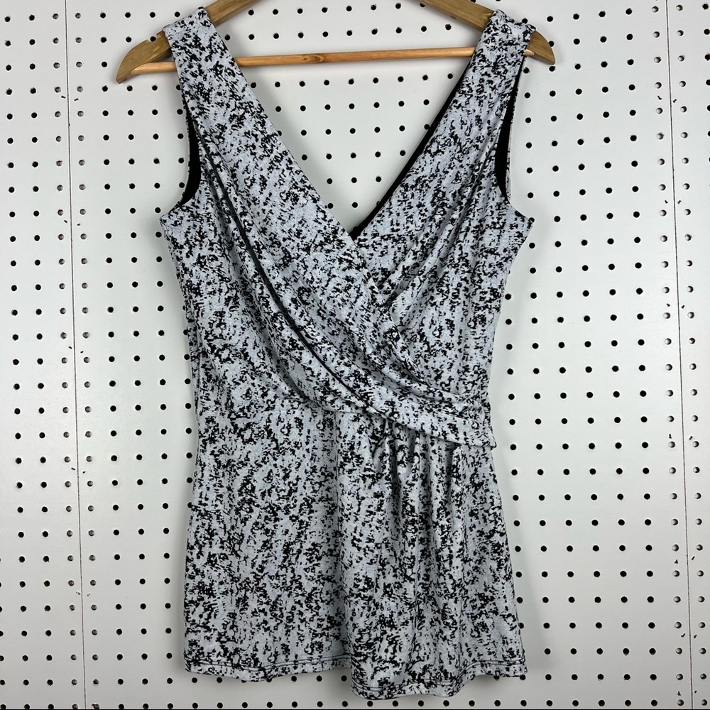 H&M Women's V-Neck Faux Wrap Fully Lined Sleeveless Blouse Sz Small Black White